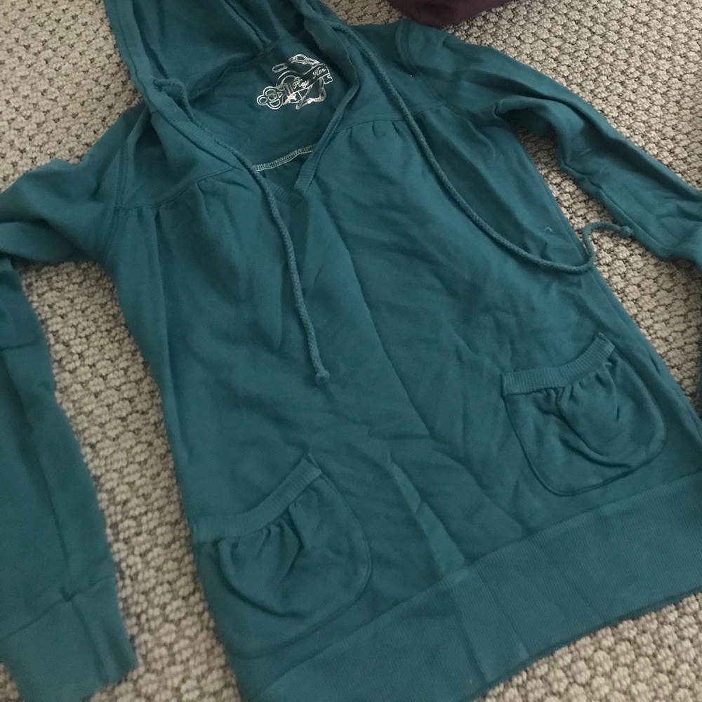 Thin sweater with hood.